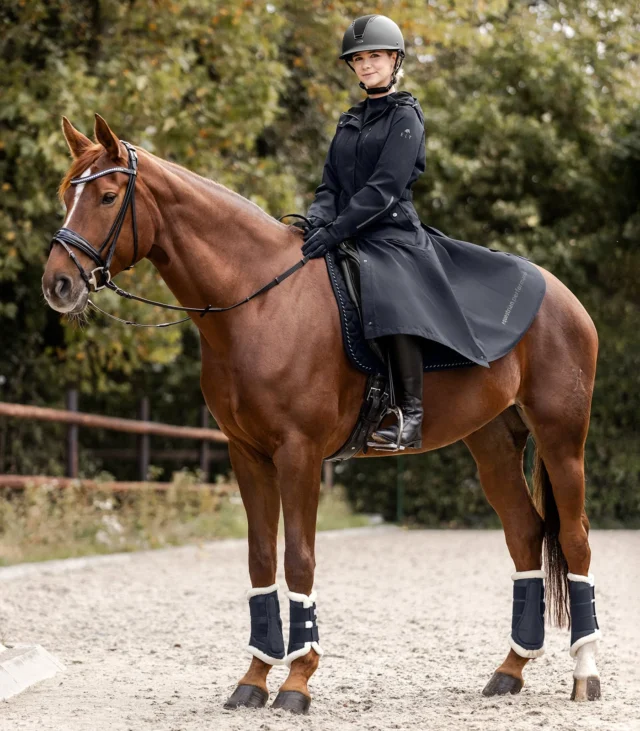 🌧️ Ride Through the Rain in Comfort 🌧️

Don’t let wet weather keep you out of the saddle! The ELT Fehmarn Long Riding Raincoat is lightweight, breathable and designed specifically for equestrians.

🐴 Long, fitted riding design
💧 Windproof and waterproof with fully sealed seams
🌬️ Ventilation zips for improved airflow
🪖 Adjustable hood suitable for use over a helmet
↕️ Two-way zip with chin and saddle protection
🏇 Long riding vents and internal leg straps
✨ Reflective details for greater visibility
🤍 Soft microfleece lining inside the collar

Practical protection for rainy training days, trail rides and time around the stable.

#YourSaddlery #ELTEquestrian #RidingRaincoat #EquestrianClothing #WetWeatherRiding #HorseRidingAustralia #EquestrianStyle